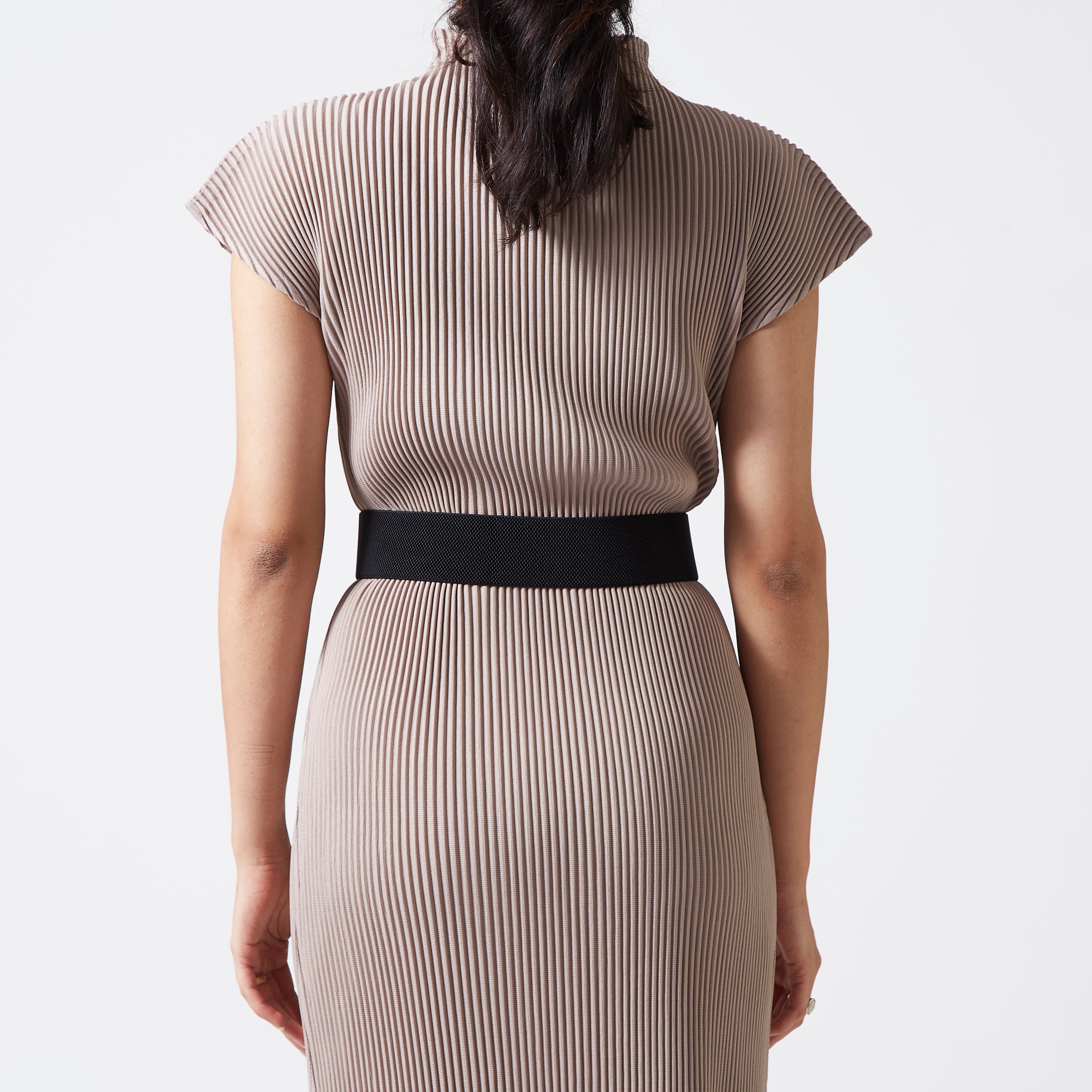 Black elastic-backed faux leather belt with gold buckle
 Black elastic-backed faux leather belt with gold buckle