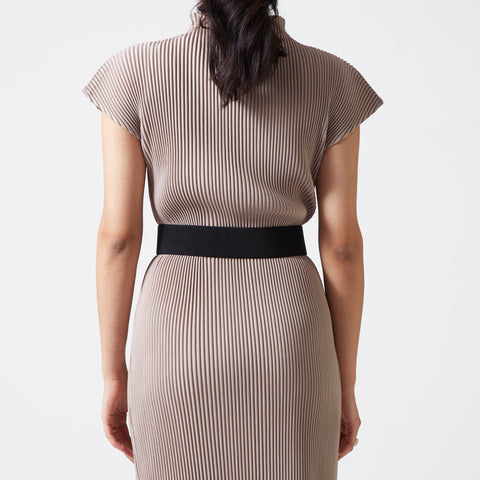 Black elastic-backed faux leather belt with gold buckle
 Black elastic-backed faux leather belt with gold buckle