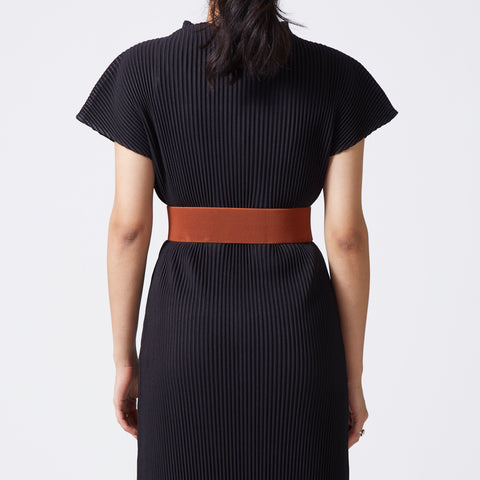 Tan elastic-backed faux leather belt with round gold buckle
 Tan elastic-backed faux leather belt with round gold buckle